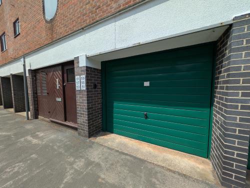 Modern 2-bed flat near QMC and city centre, with private garage in 近市中心