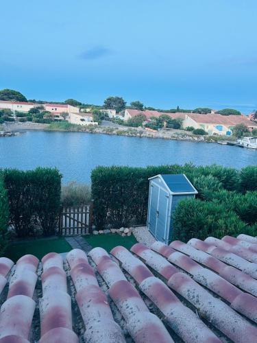 Marina rénovée et climatisée, wifi, vue sur étang