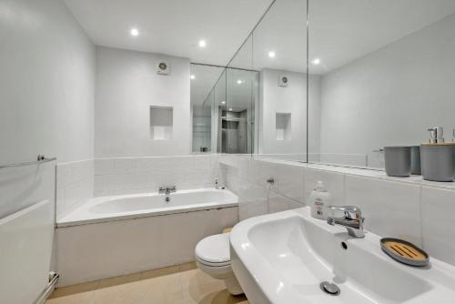 3-Bed Duplex Apt in Shepherds Bush Central London - image 5
