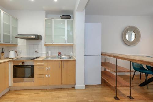 3-Bed Duplex Apt in Shepherds Bush Central London - image 12
