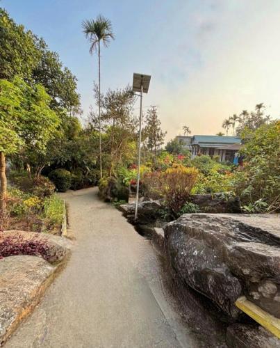 Travellers Hut Homestay Mawlynnong l Blossom Garden in Pynursla