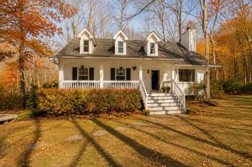 Woodland Retreat - Modern Comfort Near Nashville