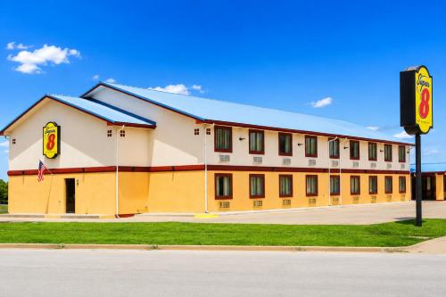 Super 8 by Wyndham Champaign - image 10