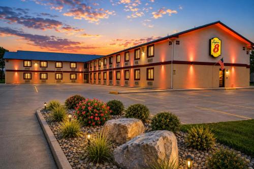 Super 8 by Wyndham Champaign - image 6