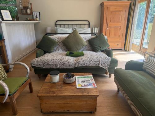The Old Pool House, Stylish Large Studio in Private Country Estate with Air Con, Devon