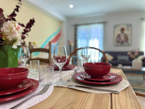 HUGE Family Home 3BR 3BA Sleeps 12 in Portkolborna (ON)