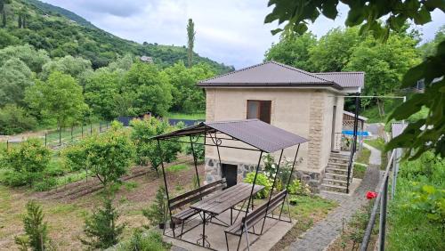 Shen toon cottage in Sanaina