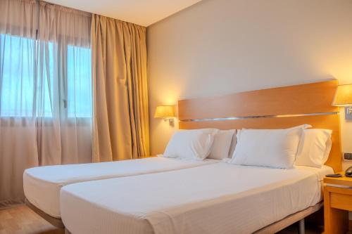 Hotel Reston Valdemoro - Tap to explore photos