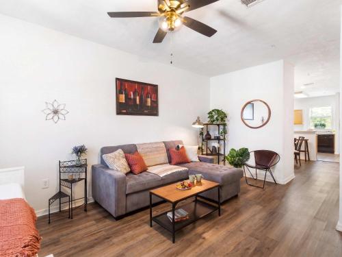 Convenient & Inviting - Fully-Equipped 2BD Condo, Gainesville