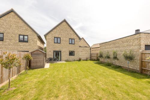 Kilátás, Stylish 4 Bedroom Home Perfect for Families in Caversfield