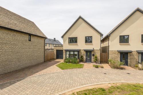 Stylish 4 Bedroom Home Perfect for Families in Caversfield