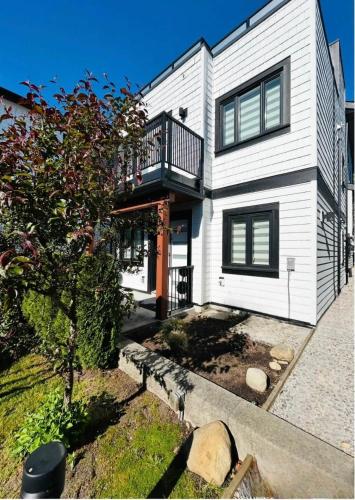 Modern 2BD-2BA Sofa Bed Townhouse Near Airport - image 2