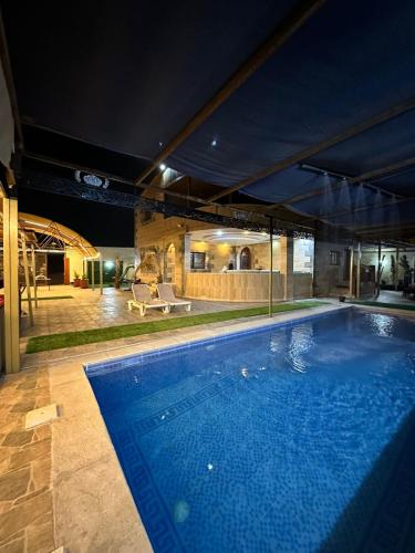 مسبح, Private Airport Pool Villa Queen Alia Airport in القسطل