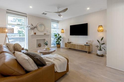 Salt & Myrtle - Designer Retreat Steps to Beach in Seacliff