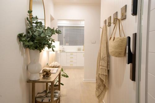 Salt & Myrtle - Designer Retreat Steps to Beach in Seacliff