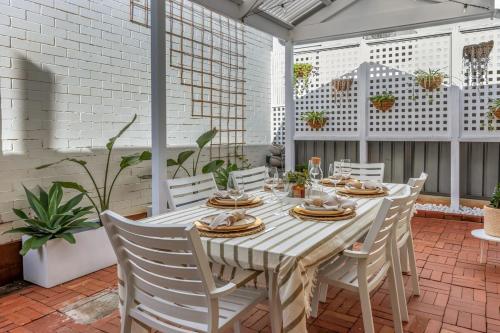 Salt & Myrtle - Designer Retreat Steps to Beach in Seacliff