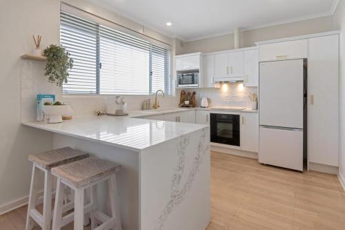 Salt & Myrtle - Designer Retreat Steps to Beach in Seacliff
