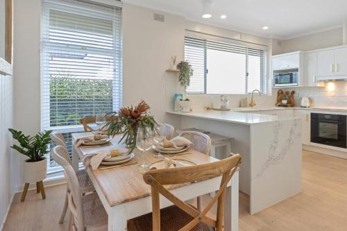 Salt & Myrtle - Designer Retreat Steps to Beach in Seacliff