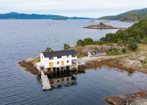 Skjevlingsnes sjøhus in Torvikbukt