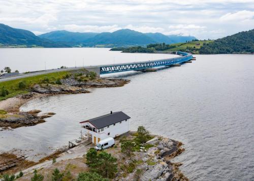 Skjevlingsnes sjøhus in Torvikbukt