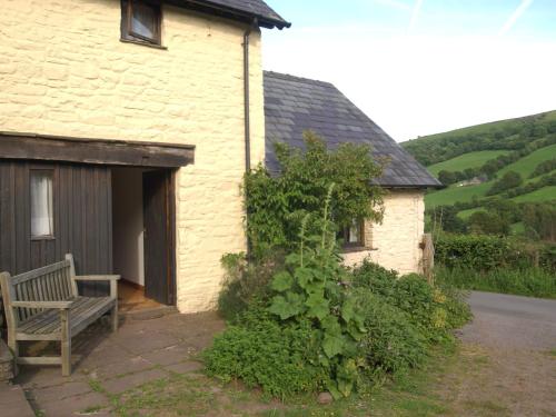 Cozy Cottage In Crickhowell With Fireplace