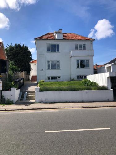 Stor lys lejlighed med terrasse og altan in هيلسينجور