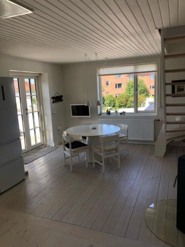 Stor lys lejlighed med terrasse og altan in هيلسينجور