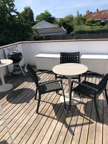 Stor lys lejlighed med terrasse og altan in هيلسينجور