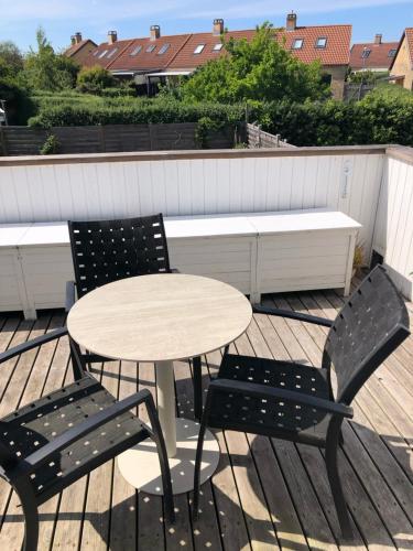 Stor lys lejlighed med terrasse og altan in هيلسينجور