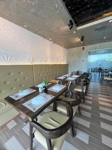 Restaurant, KUADRO HOTEL & SUITES in Moalboal