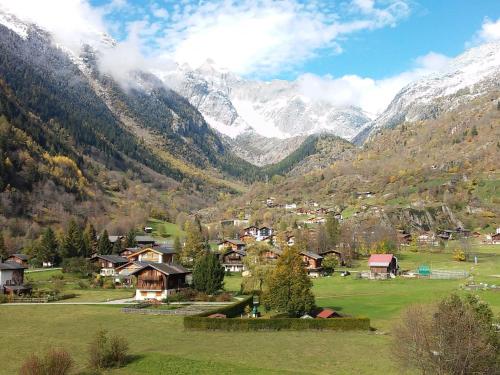 สภาพแวดล้อมโดยรอบ, Apartment in Fieschertal with Swiss Alps Views in ฟีเชอร์ทัล