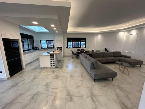 Marina penthouse in แอชดัด