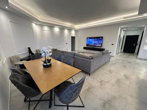 Marina penthouse in แอชดัด