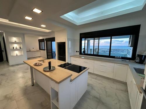 Marina penthouse in แอชดัด