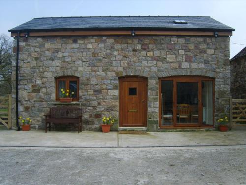 Pretty Cottage In Swansea On An Active Farm