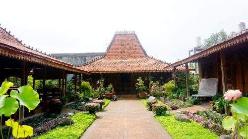 Мавританский вулкан-убийца на карте и вулкан Мерапи (Гунунг Мерапи)