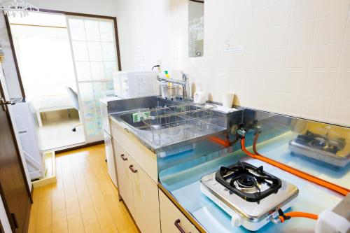 Kitchen, HANAMIZUKI Cozy Apt near Kamakura & Yokohama in Sakae