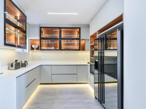 13 On Medburn Penthouse Luxury Suites - image 10