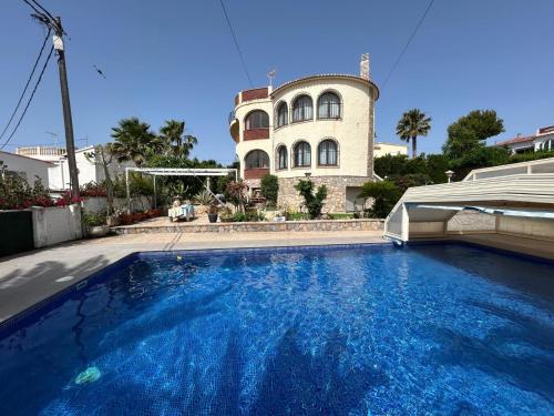 Chalet Los Almendros con piscina privada