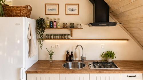 Peaceful loft apartment by the pond in Kopingsvik