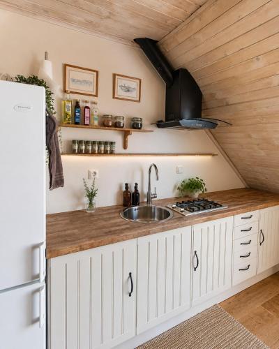 Peaceful loft apartment by the pond in Kopingsvik
