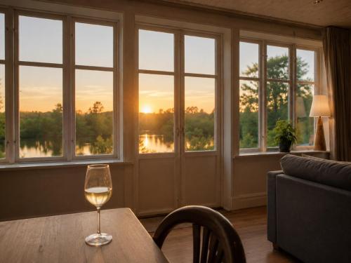 Peaceful loft apartment by the pond in Kopingsvik