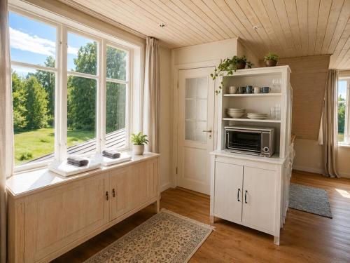 Peaceful loft apartment by the pond in Kopingsvik
