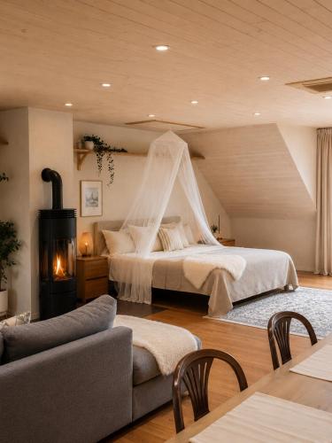 Peaceful loft apartment by the pond in Kopingsvik
