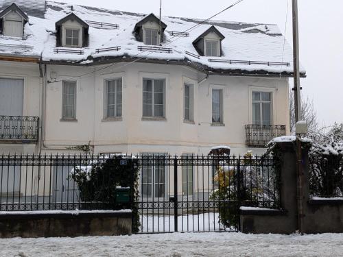 VILLA VICTORIA - À 50 METRES DES ALLÉES D'ETIGNY, AU CALME - CENTRAL & STANDING - CYCLING & SKI HOUSE IN LUCHON - Lits 180 King Size - Parking - Location saisonnière - Bagnères-de-Luchon