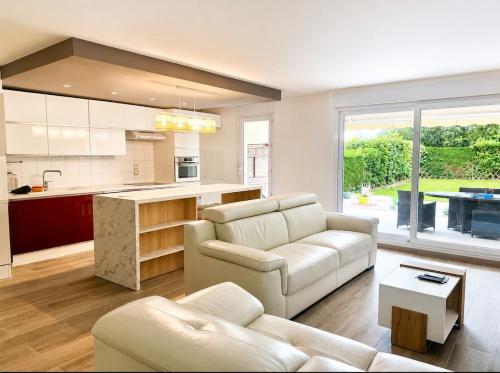 Luxury apartment - private garden and pool