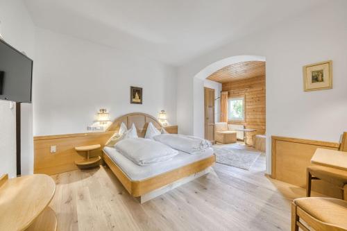 1 queen bed, 2 twin beds
