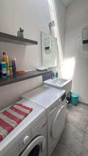Banyo, Duplex en Pierre Proche des Arenes in Arles Şehir Merkezi