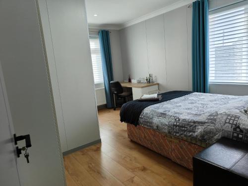 Modern Ensuite Double Bedroom in Dundrum, Дублин