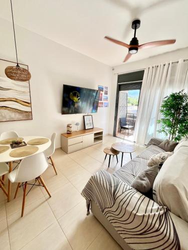 Apartamento con piscina ,parking y aire acondicionado